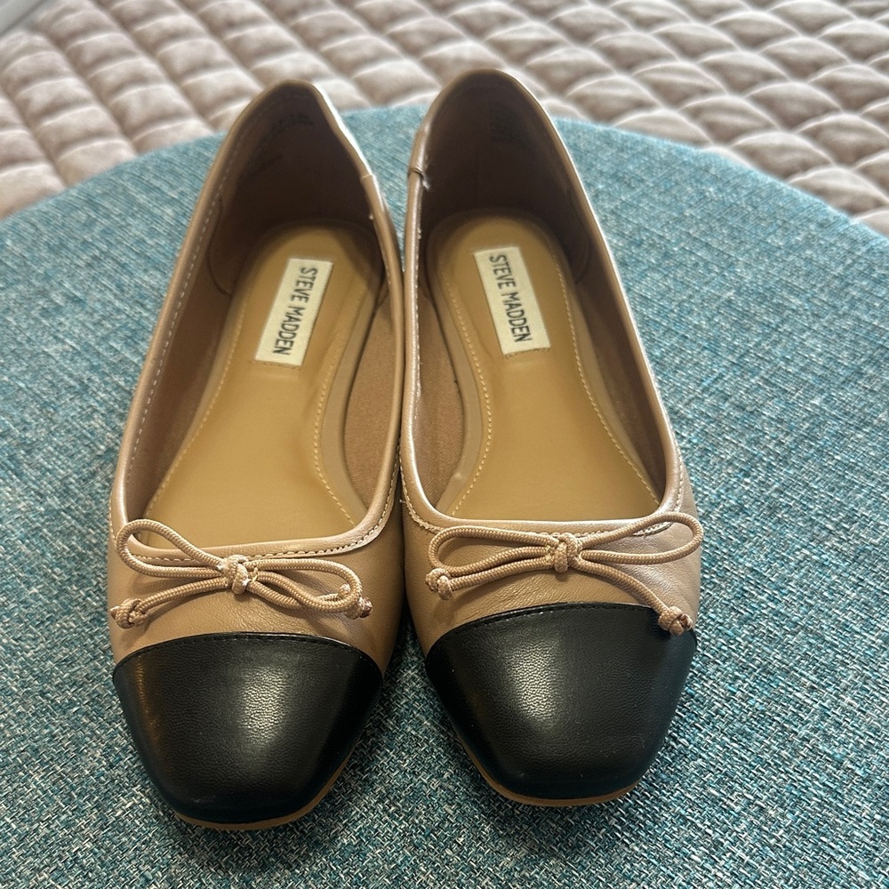 Steve Madden Beige and Black Cap-Toe Ballet Flats